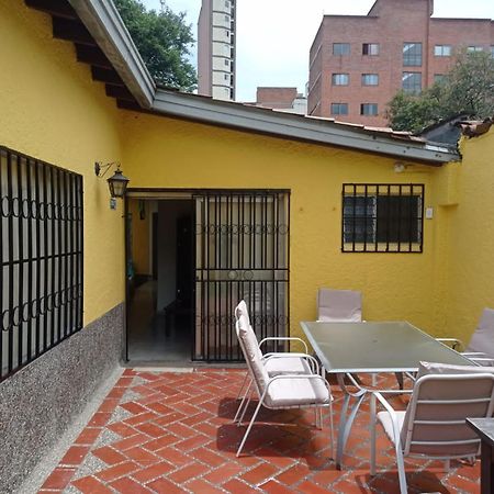 Yellow House Hostel Medellín Esterno foto