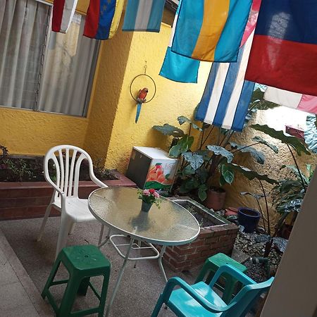 Yellow House Hostel Medellín Esterno foto