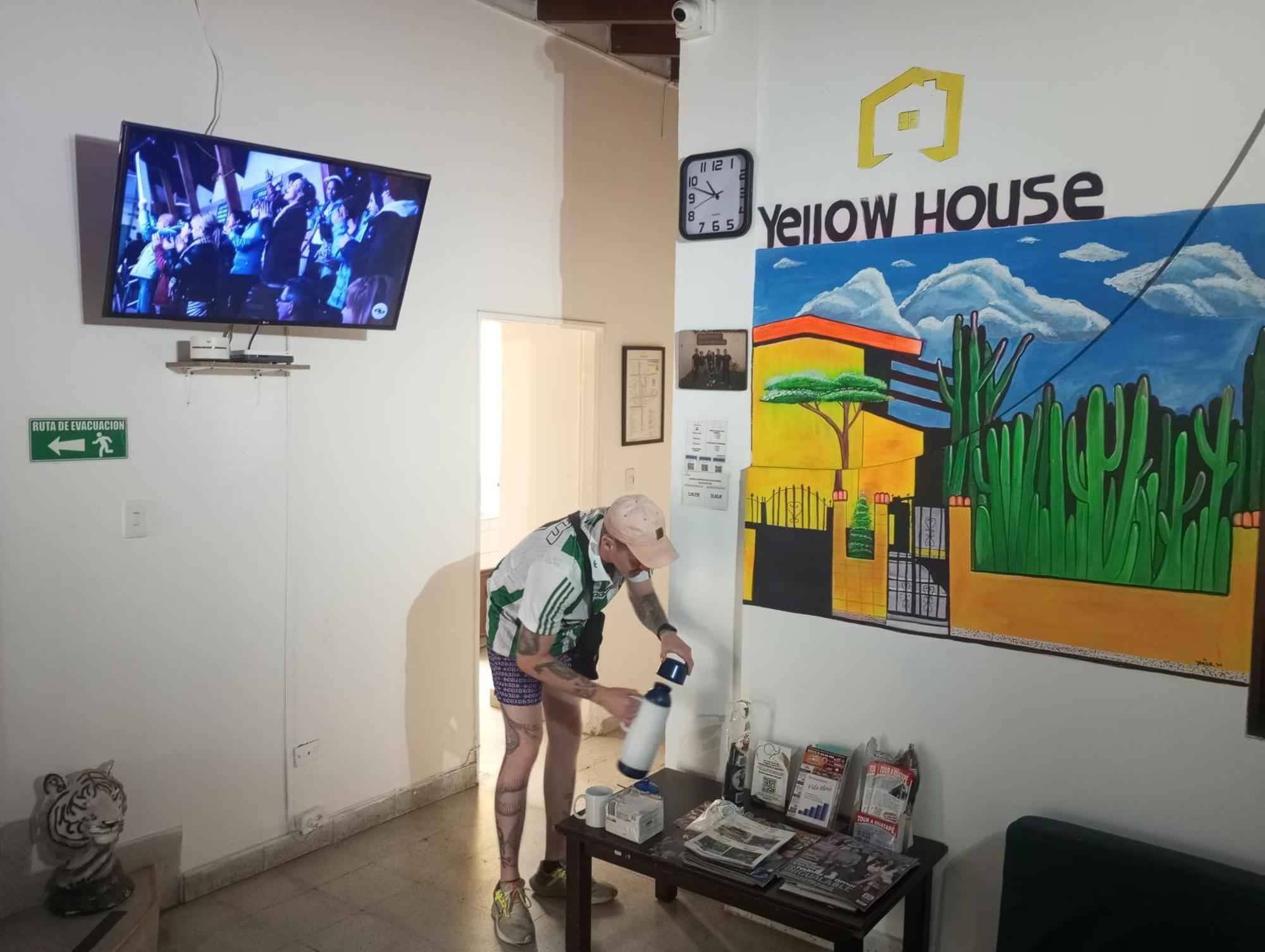 Yellow House Hostel Medellín Esterno foto
