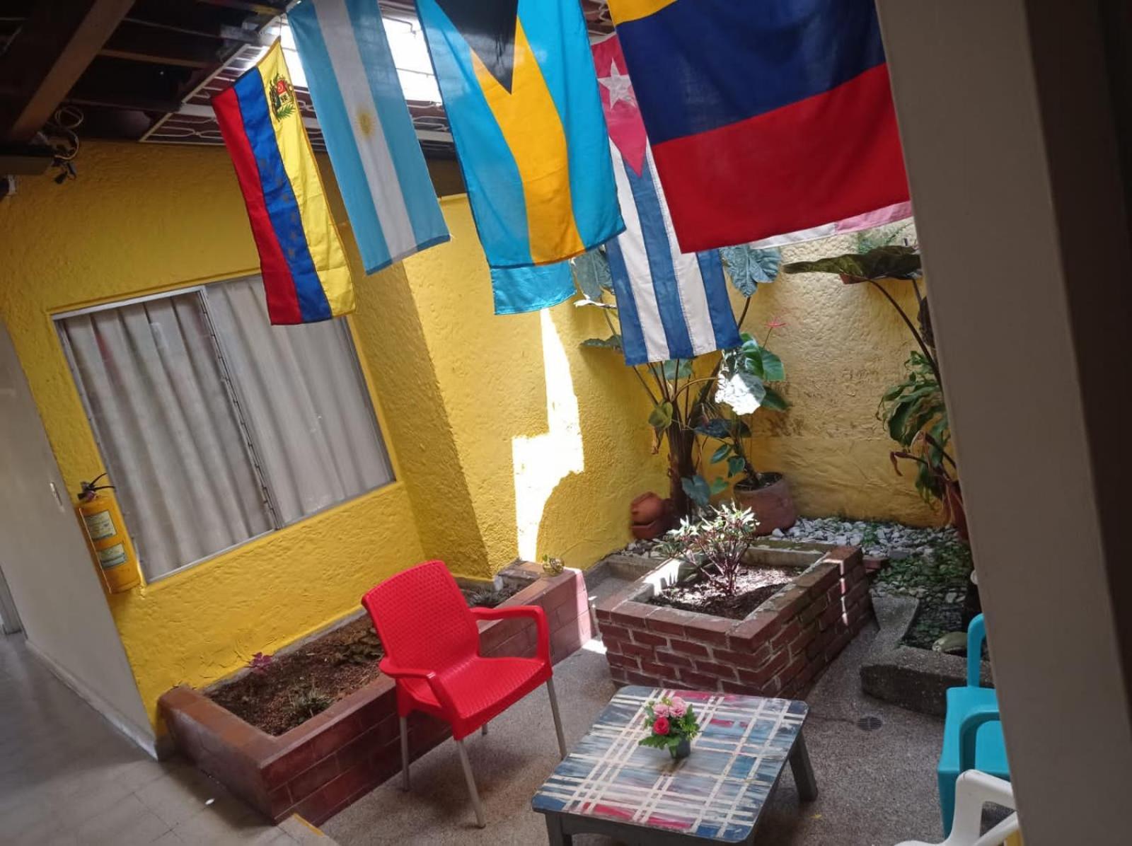 Yellow House Hostel Medellín Esterno foto