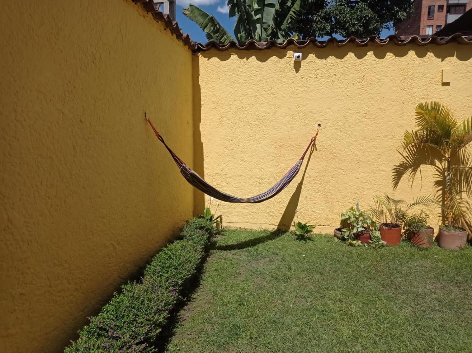 Yellow House Hostel Medellín Esterno foto