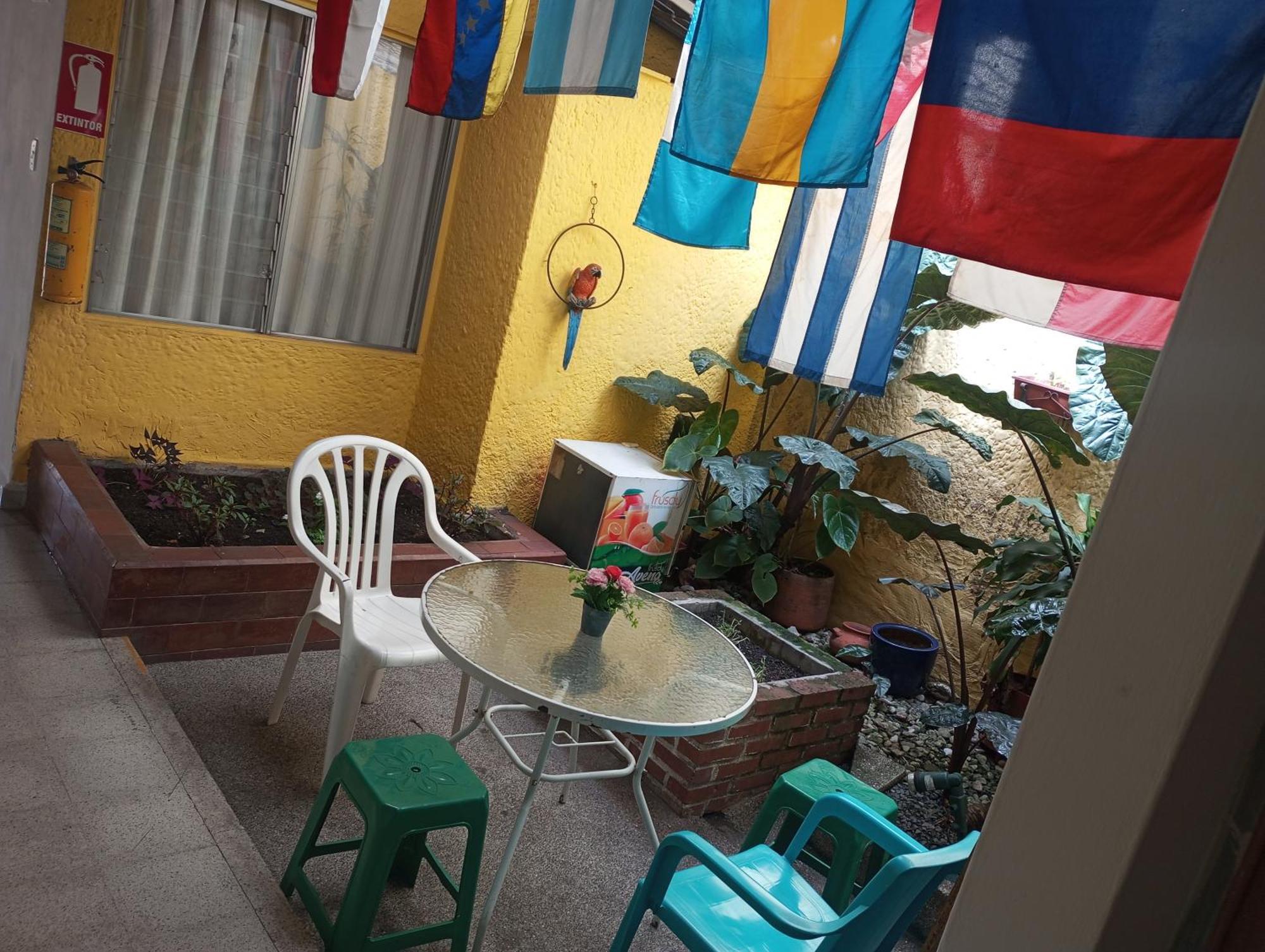 Yellow House Hostel Medellín Esterno foto