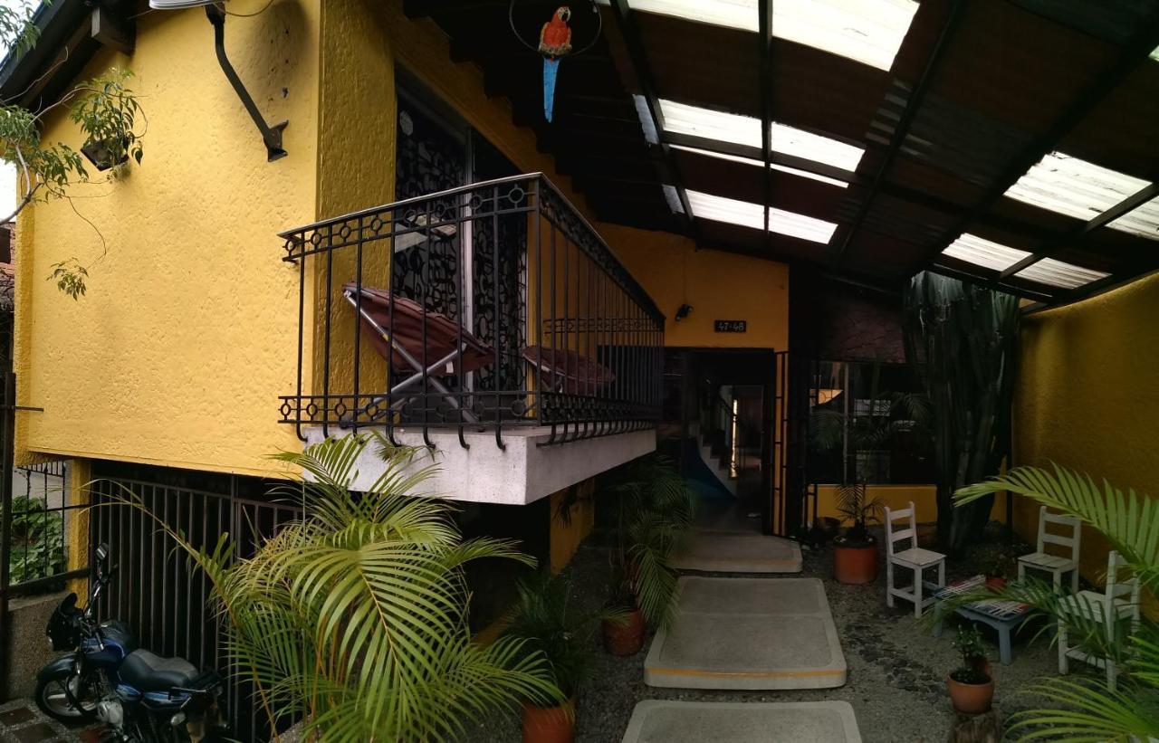 Yellow House Hostel Medellín Esterno foto