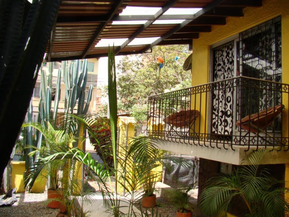 Yellow House Hostel Medellín Esterno foto